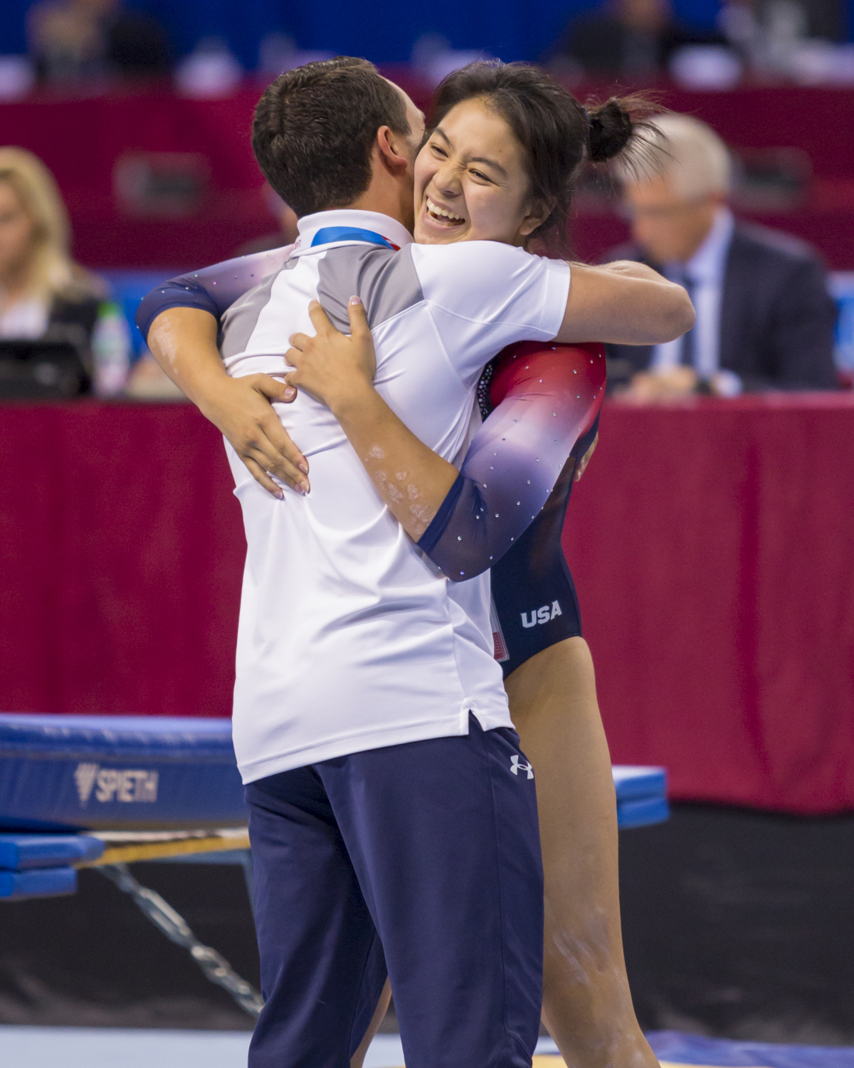 Photographie couleur de l'américaine Hally Piontek enlaçant son entraineur Austin White, Champion du monde de double mini trampoline, après son passage de DMT