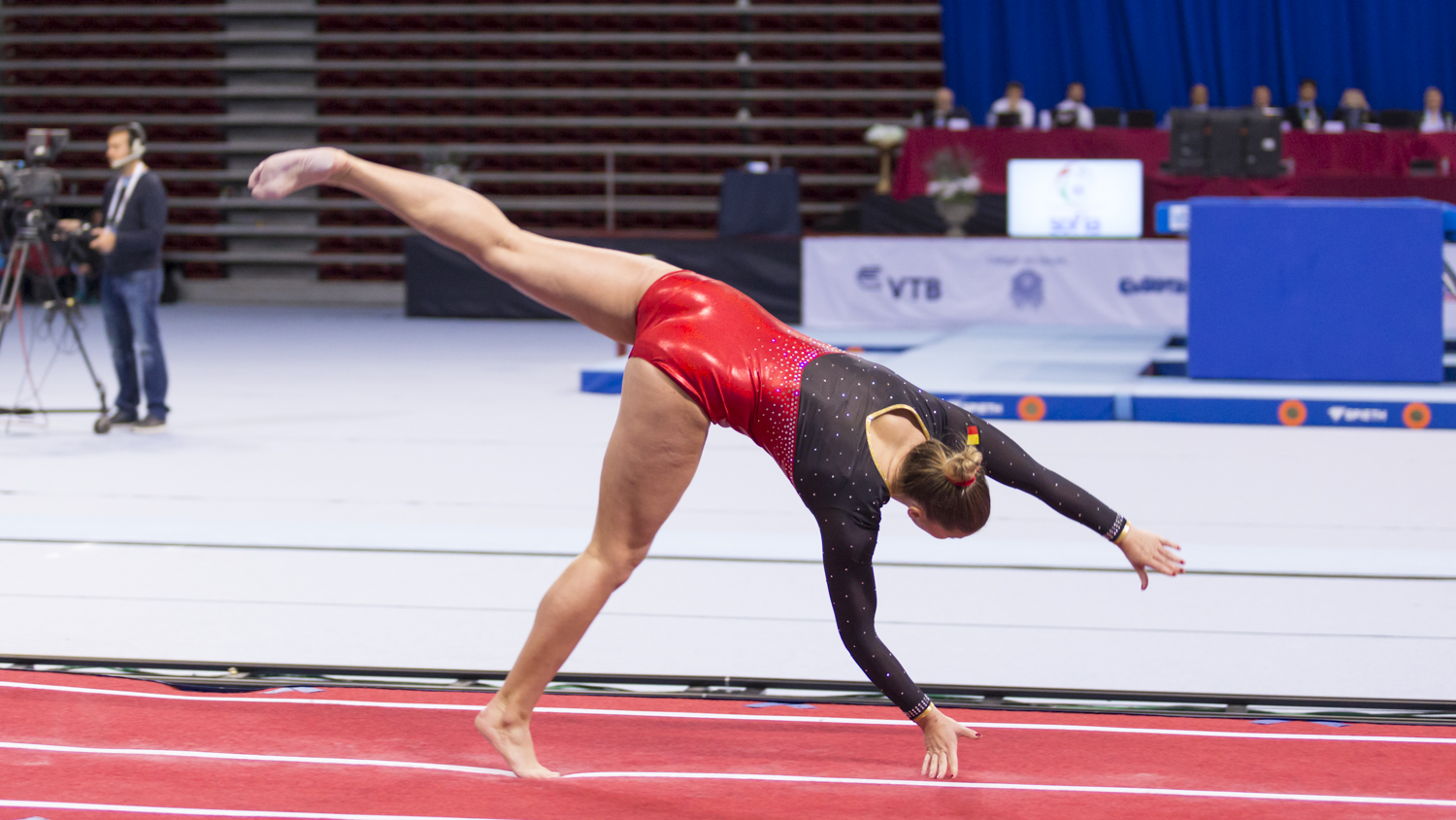 Photographie couleur de Tachina Peeters, de la Belgique, qui effectue son premier élément en Tumbling