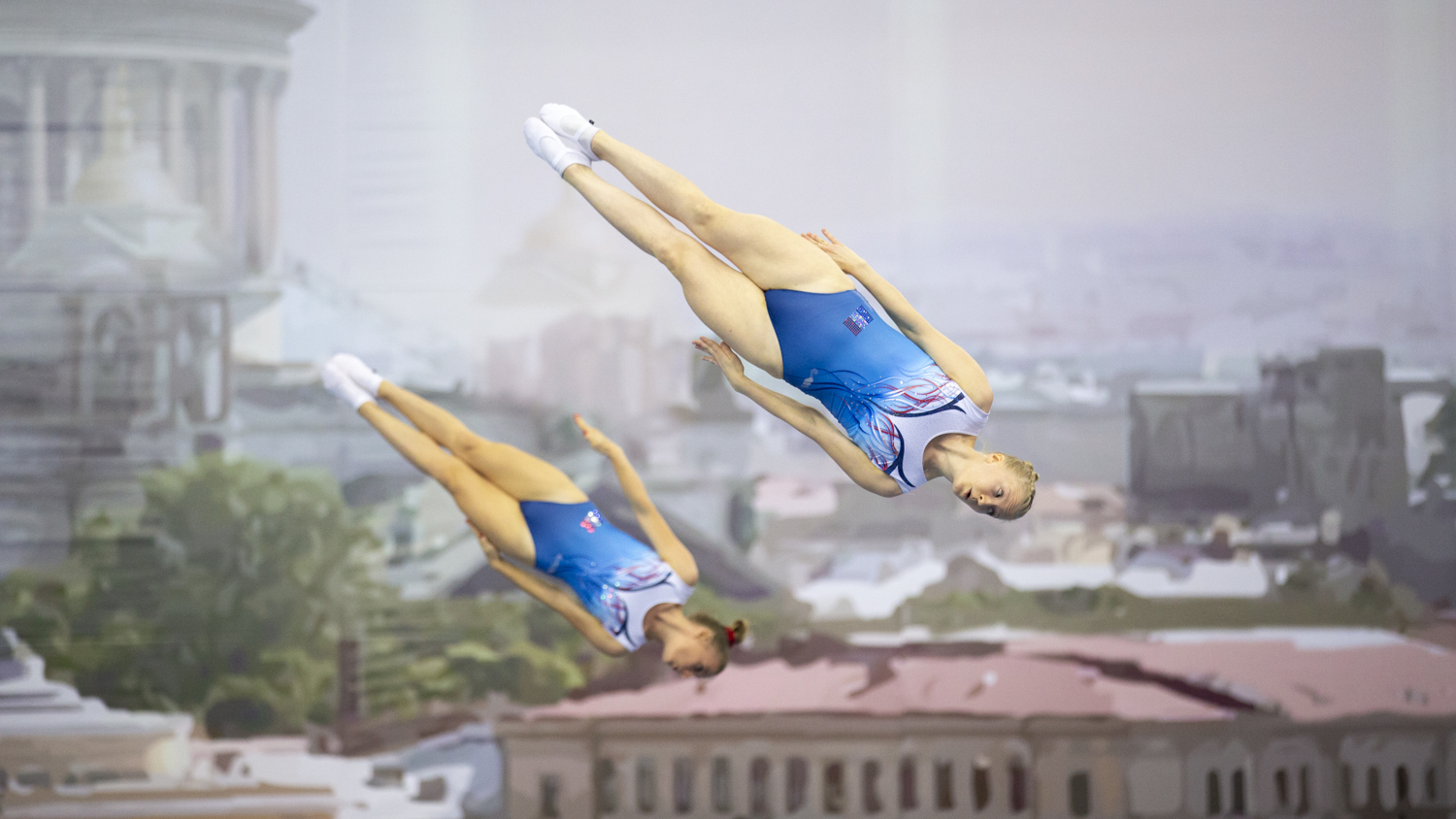 Photographie couleur de Trampoline synchronisé avec l'équipe française composé de Marine Jurbert et Léa Labrousse en position de salto tendu