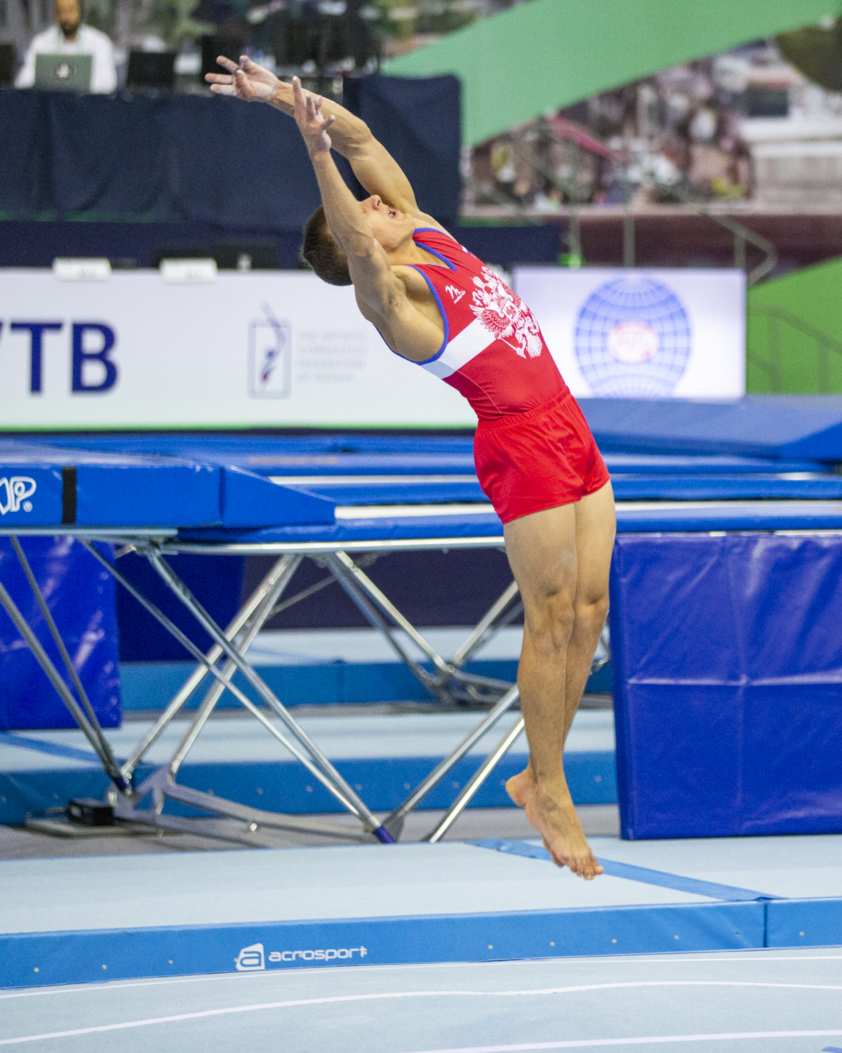 Photographie couleur de Aleksandr Lisitsym, de Russie, champion du monde de Tumbling, qui s'apprête a effectuer une grosse acrobatie lors de son passage au Tumbling