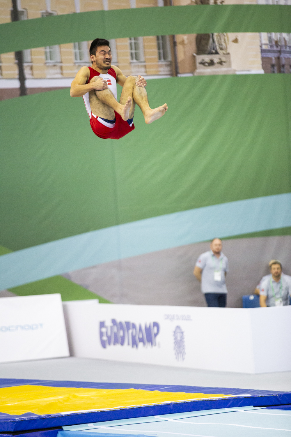 Photographie couleur de Adam Mattdiessen du Danemark en Tumbling en sorie triple salto arrière groupé