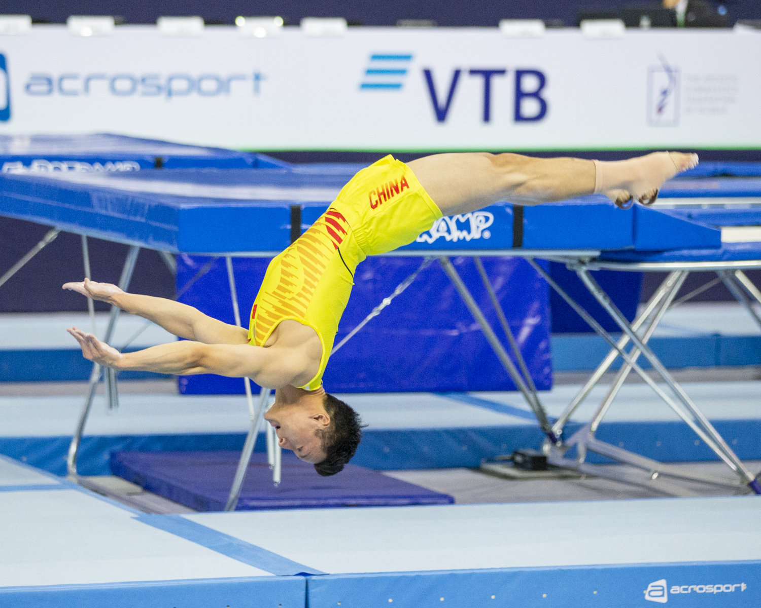 Photographie couleur du champion du monde de Tumbling Gao Lei, de la République populaire de Chine, en train de faire un tempo