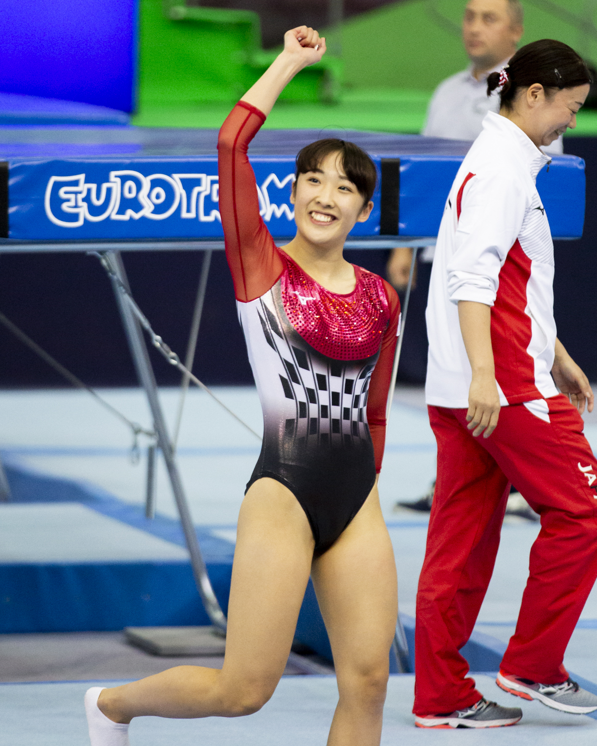 Photographie couleur de Hikaru Mori, du Japon faisant un signe de joie au public, heurese d'avoir réussi son passage au Trampoline