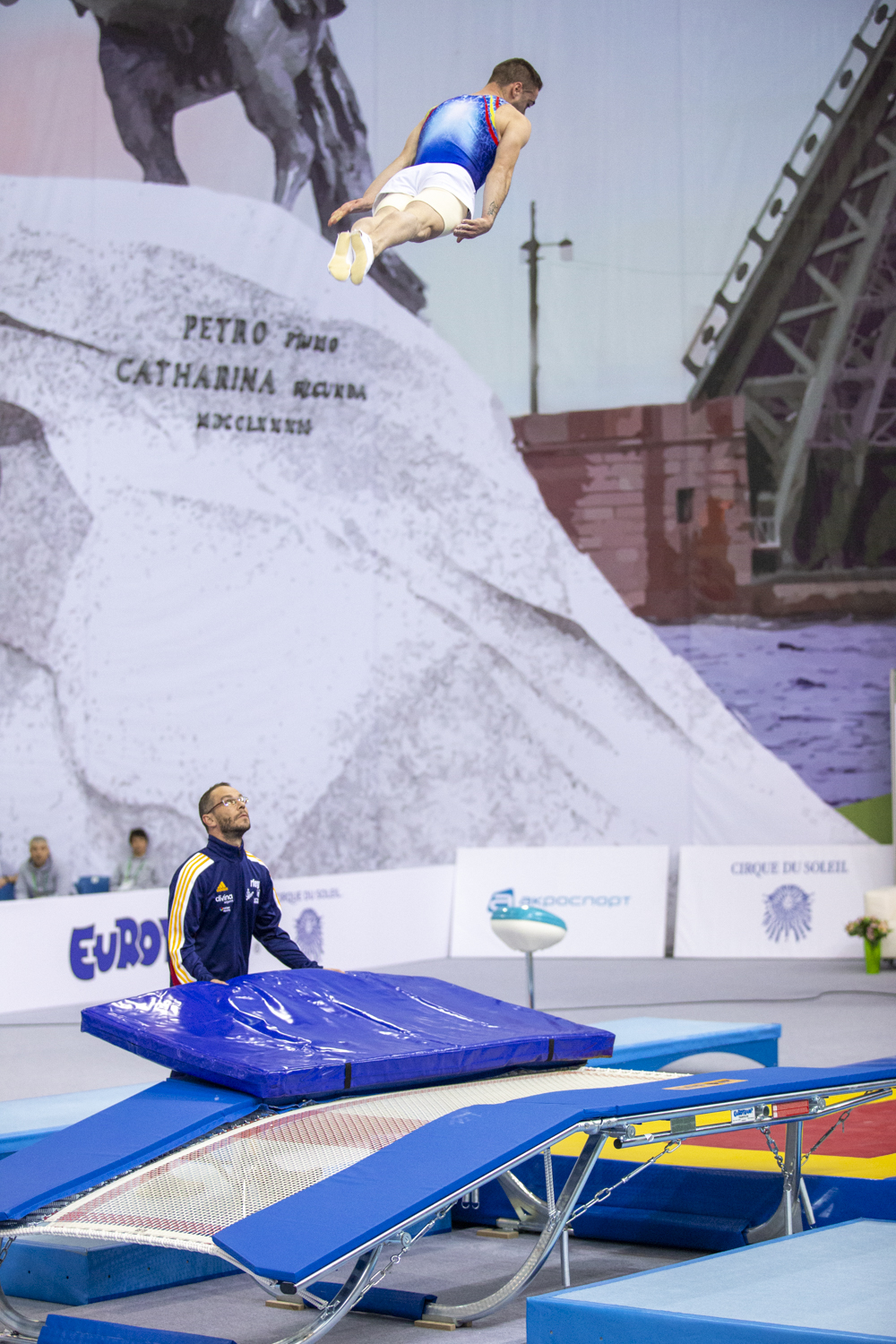 Photographie couleur de Double Mini Trampoline avec l'espagnol Daniel Perez en position de barani tendu et son entraineur