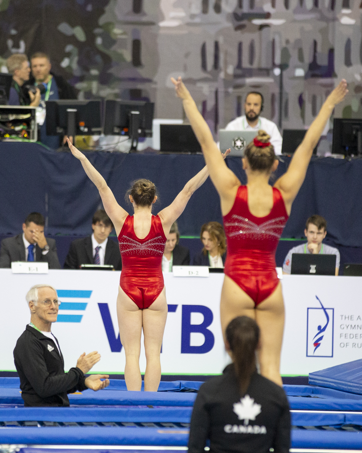 Photographie couleur de la présentation de la paire de Trampoline synchronisée du Canada avec Rosannagh Maclennan et Sarah Milette