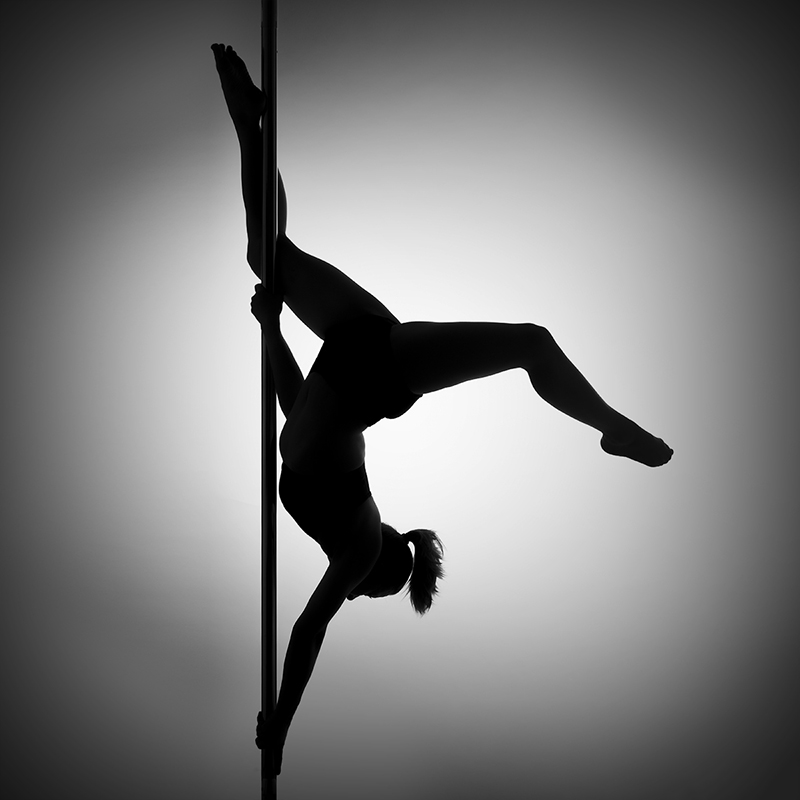 Photo studio d'une gymnaste en noir et blanc nommée Butterfly