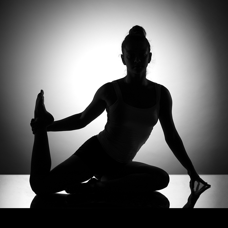 Photo studio d'une gymnaste en noir et blanc nommée Rajakapotasana