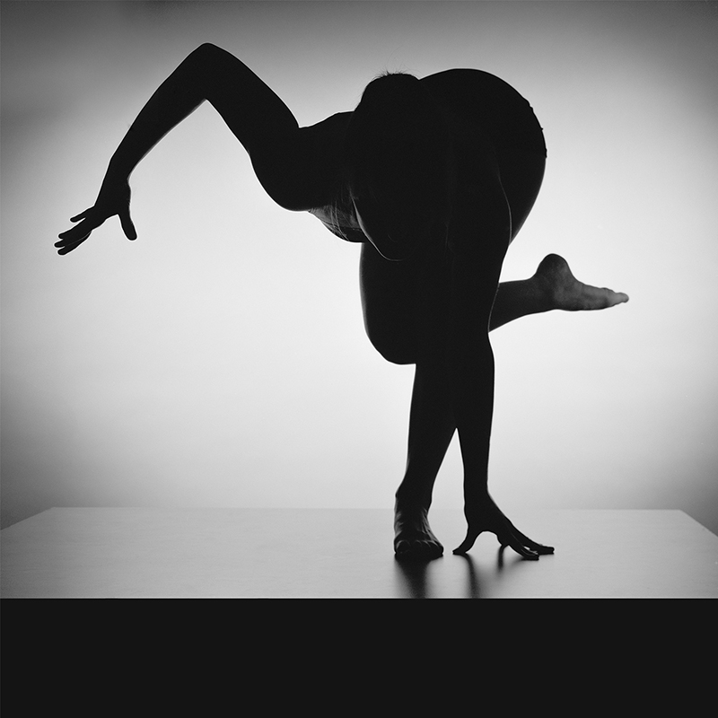 Photo studio d'une gymnaste en noir et blanc nommée Swan