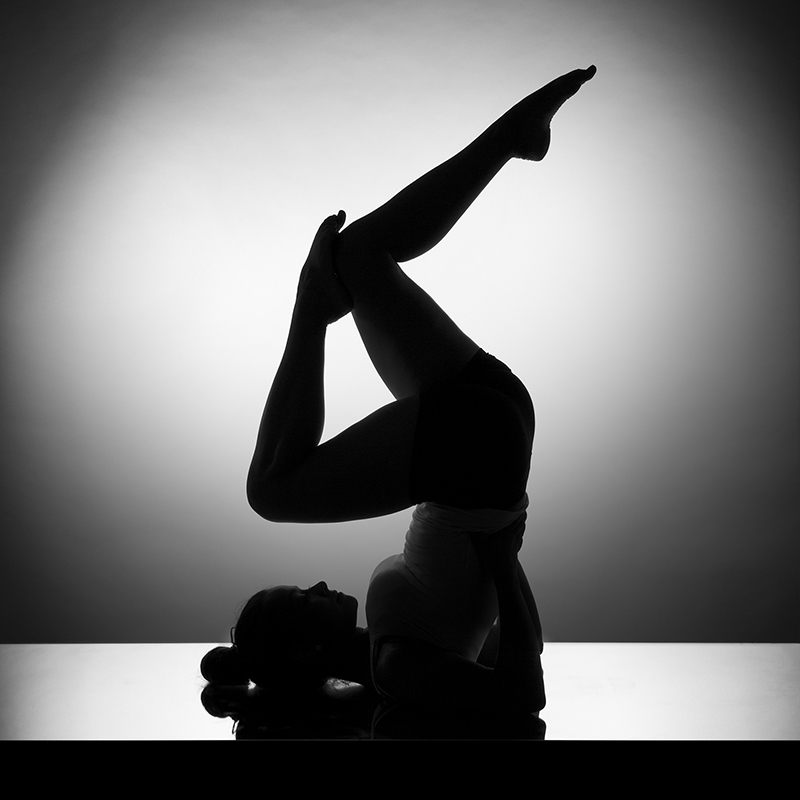 Photo studio d'une gymnaste en noir et blanc nommée Windmill