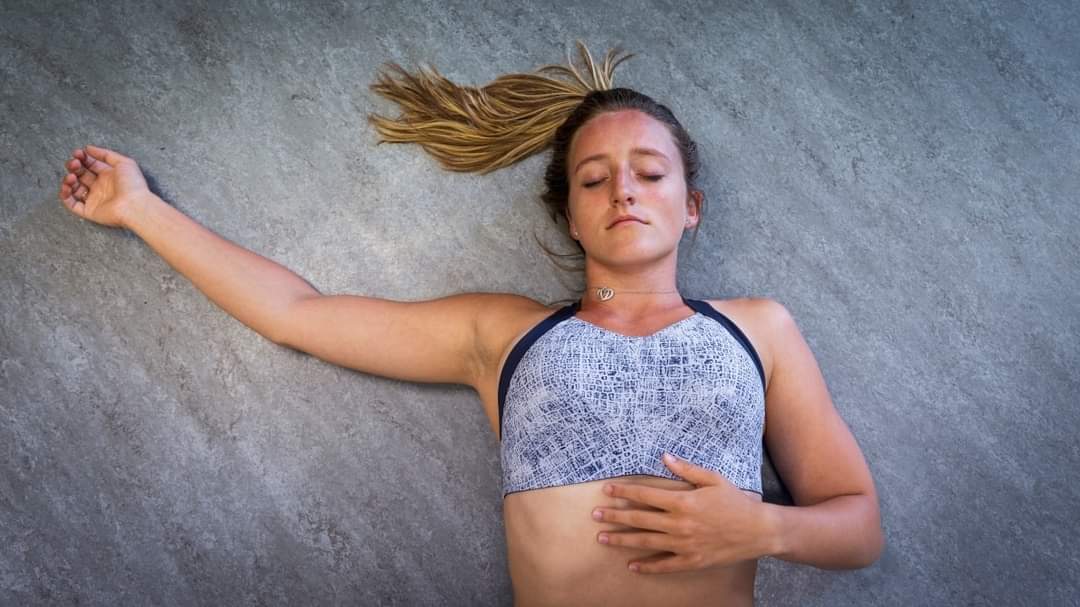 Photographie en couleur de Cécile Reiter qui fait une pause après une grosse séance de danse