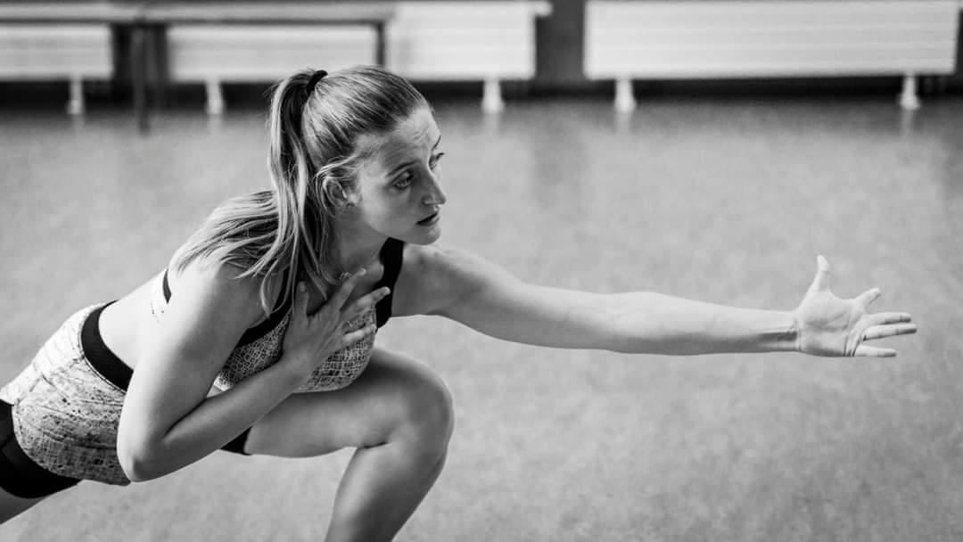 Photographie en niveau de gris de Cécile Reiter qui pratique une chorégraphie de danse jazz personnel sur le thême de l'émotion