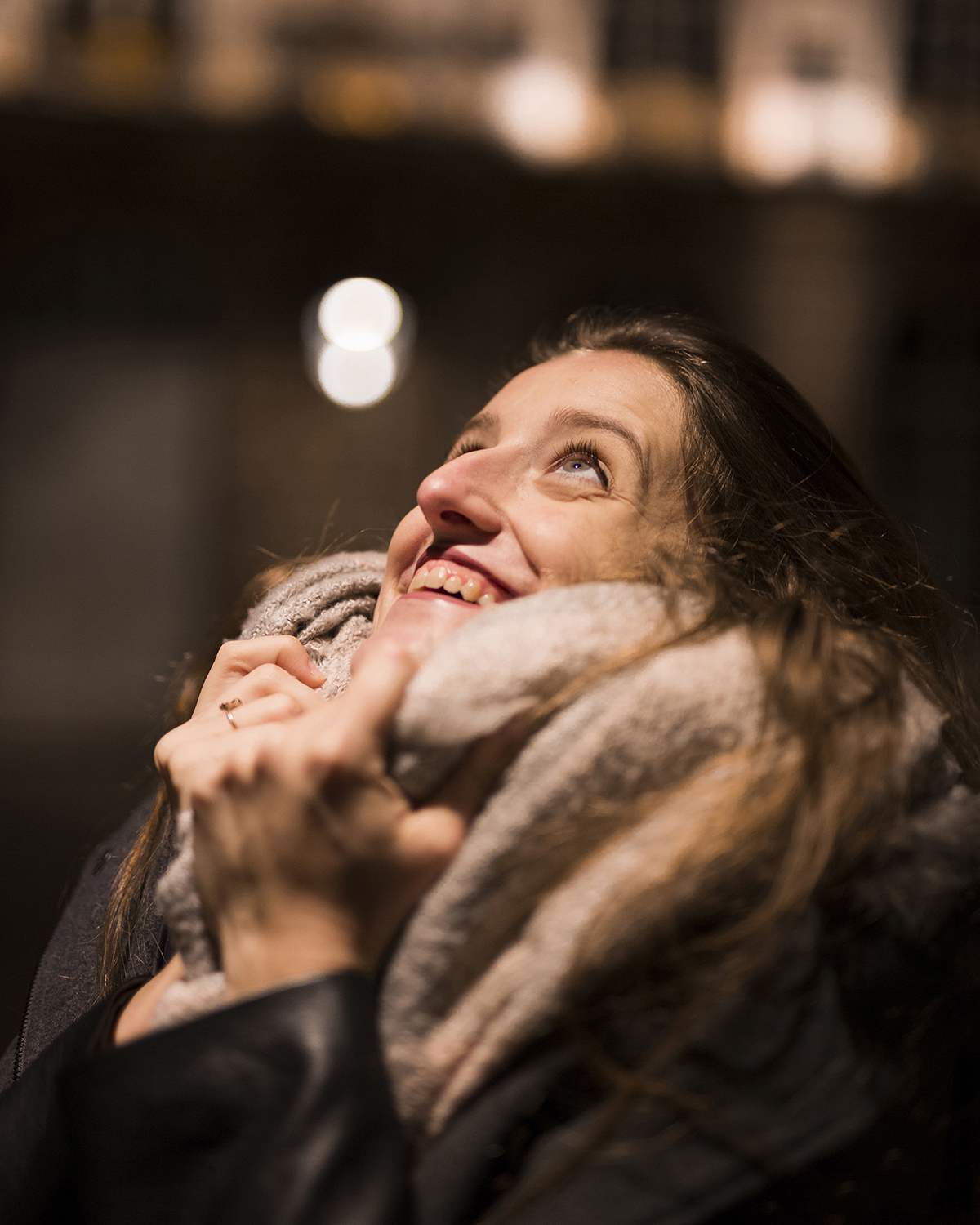 Photographie couleur de Cécile Reiter regardant vers une lumière en hauteur sur la place Stanislas de Nancy de nuit