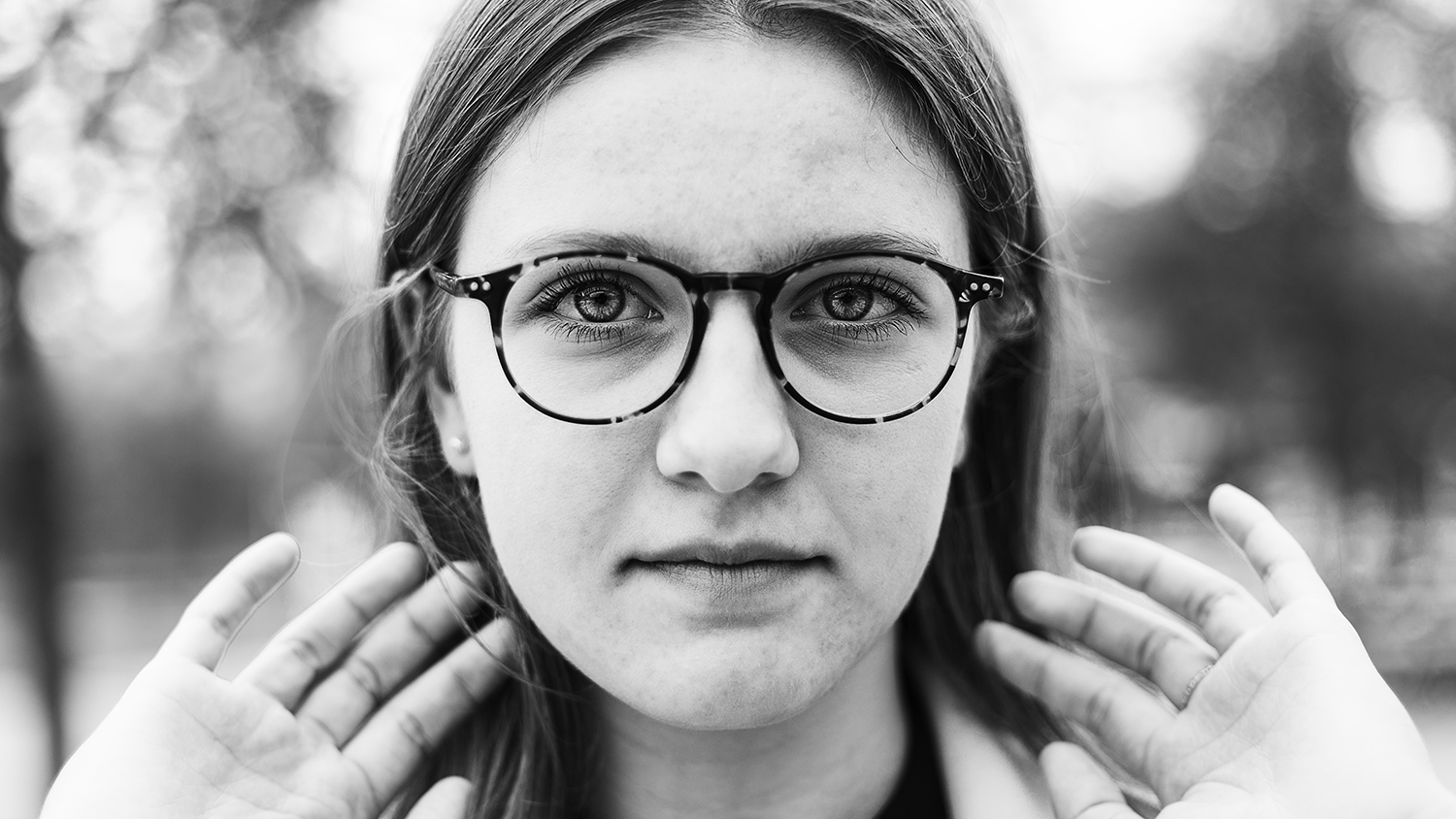 Photographie en niveau de gris de Léa Bertrand en portrait très serré