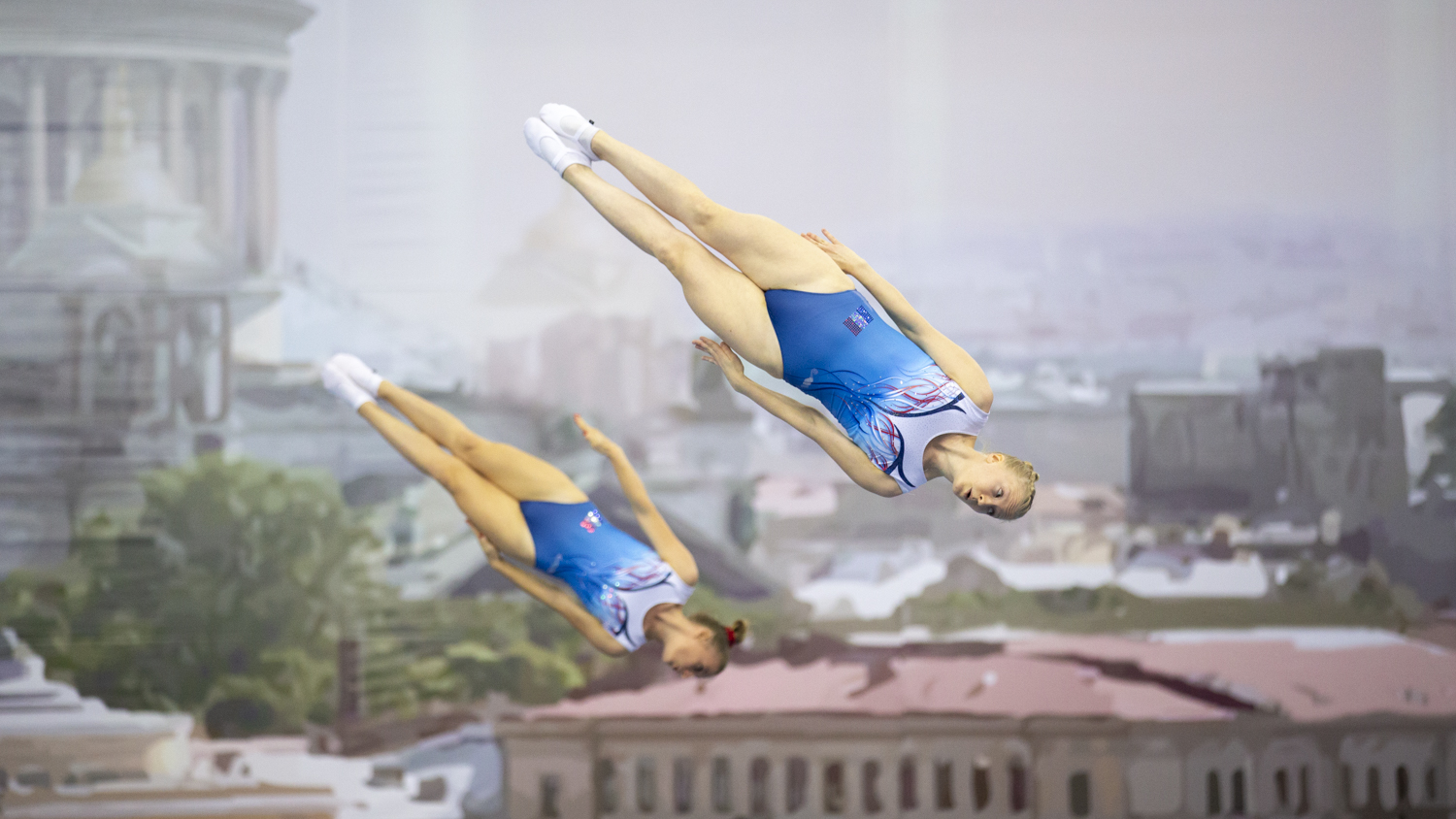 Photographie couleur de deux trampolinistes femmes de l'équipe de France en compétition synchroniséé
