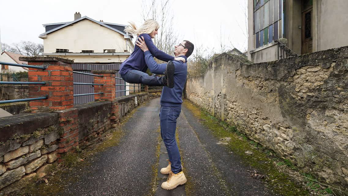 Photographie couleur avec la mise en scène humoristique d'une gymnaste lors de la saint Valentin