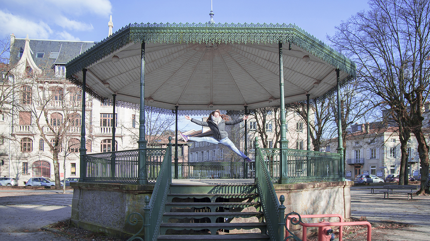 Photographie couleur avec la mise en scène humoristique d'une danseuse qui danse dans un kiosque