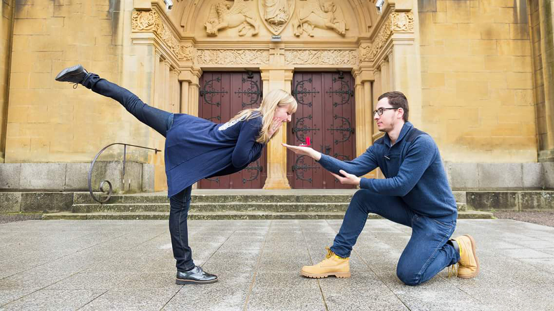 Photographie couleur avec la mise en scène humoristique d'une gymnaste lors de la saint Valentin