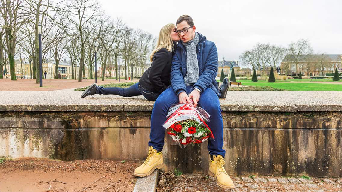 Photographie couleur avec la mise en scène humoristique d'une gymnaste lors de la saint Valentin