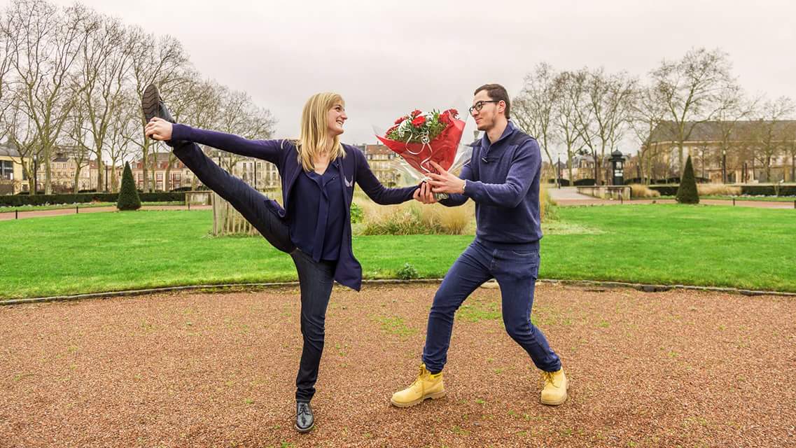 Photographie couleur avec la mise en scène humoristique d'une gymnaste lors de la saint Valentin