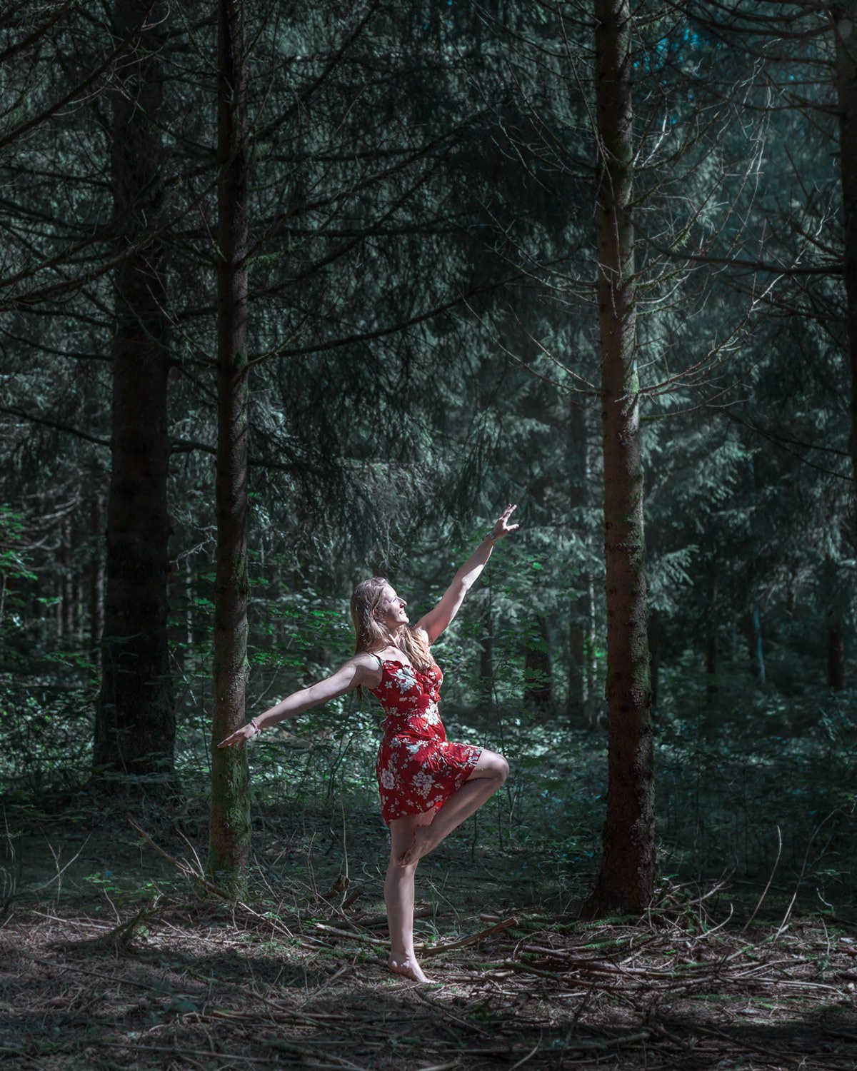 Photographie couleur d'une danseuse, mise en scène dans une forêt