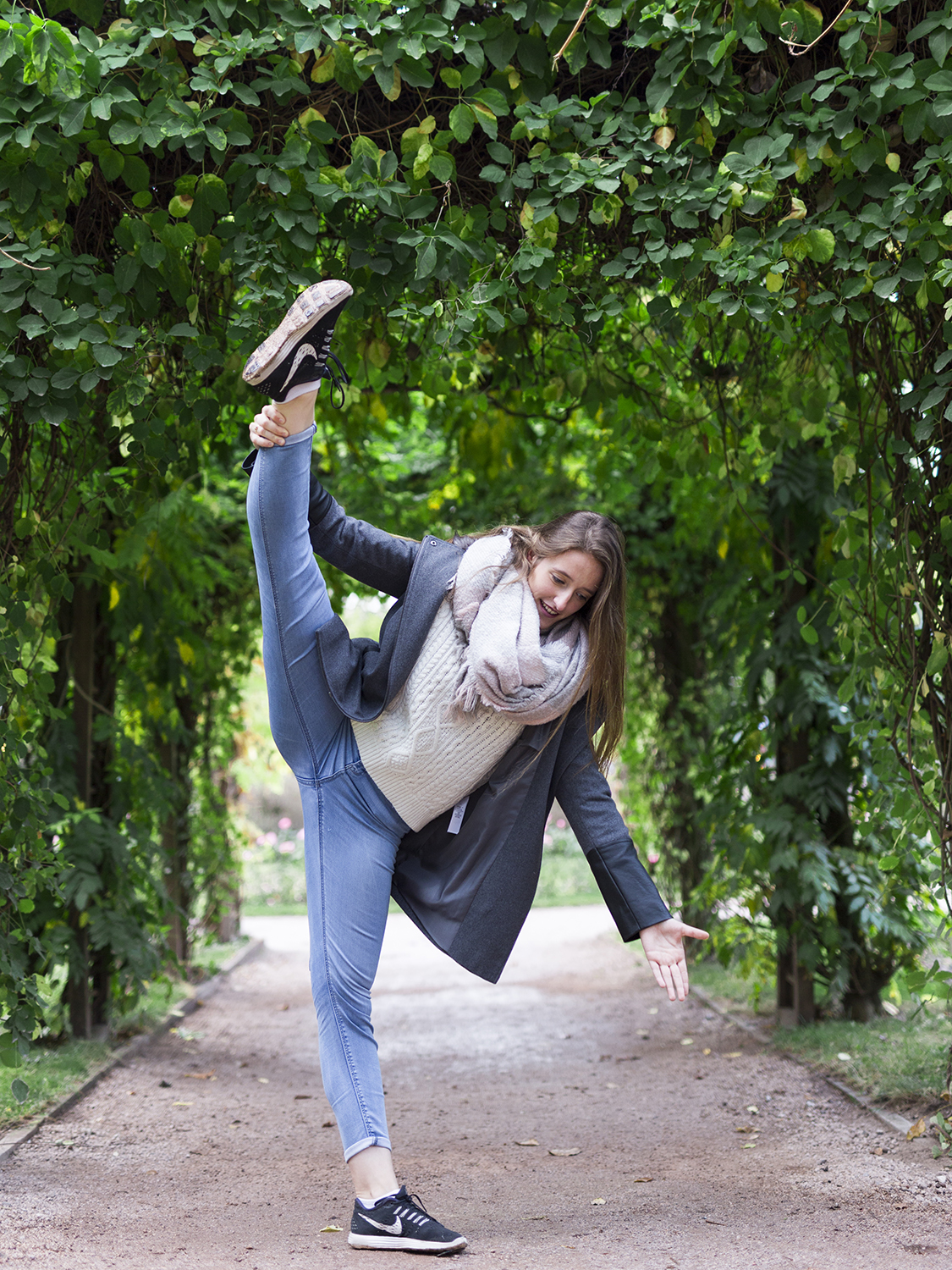 Photographie couleur de Cécile Reiter, danseuse, effectuant un Pied dans la main dans le parc de la Pépinière de Nancy