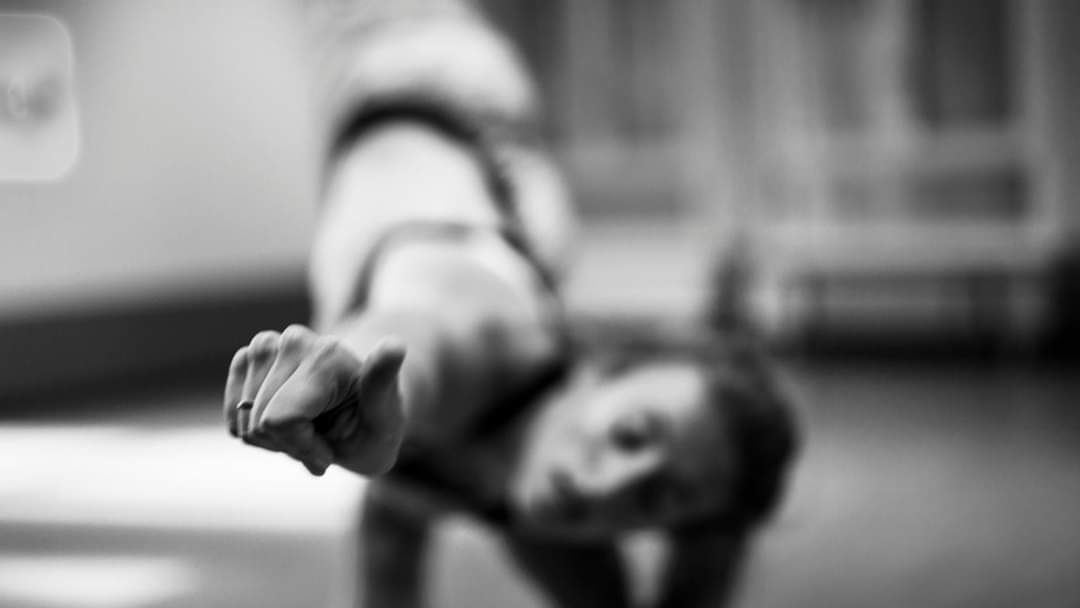 Photographie en niveau de gris de Cécile Reiter qui pratique une chorégraphie de danse jazz personnel sur le thême de l'émotion