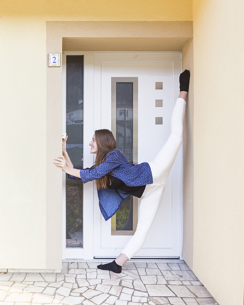 Photo couleur mise en scène d'une danseuse nommée Super Home
