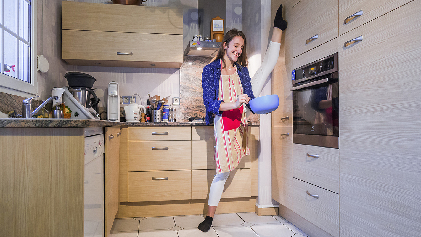 Photographie couleur avec la mise en scène humoristique d'une danseuse en train de cuisiner